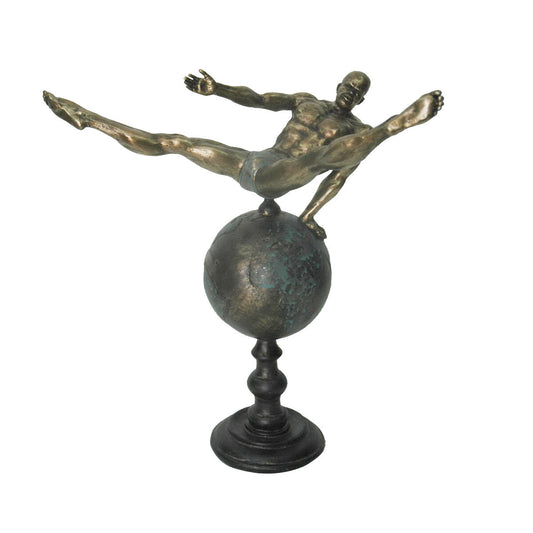 Gylden Gymnast Figur på Globus i Harpiks 29 x 16 x 33 cm